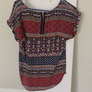 Blouse with zipper in the back